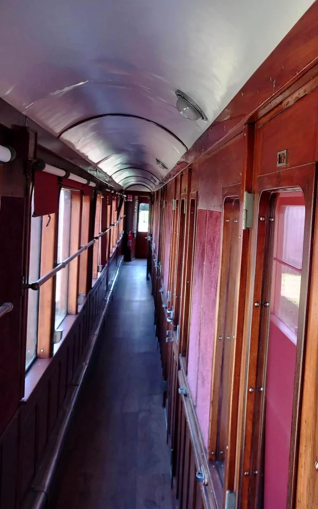 hebergement-insolite-wagon-@Gare-de-Guiscriff.jpg