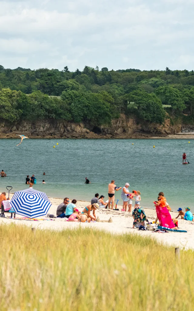 plage-surveillee-famille-kerleven-la-foret-fouesnant-poriel.jpg