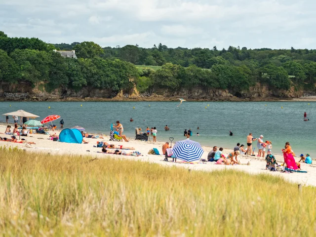 plage-surveillee-famille-kerleven-la-foret-fouesnant-poriel.jpg