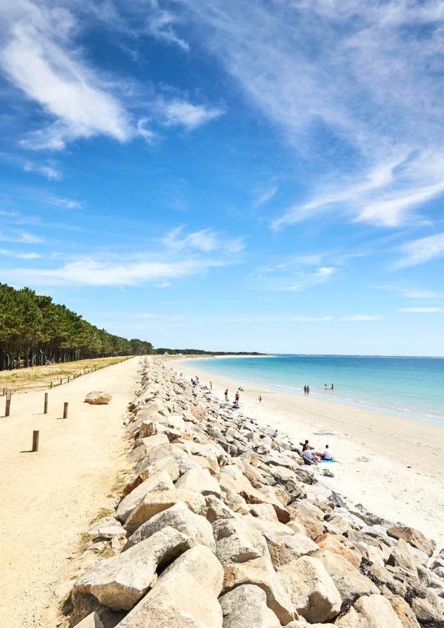 Cleut Rouz sea wall and beach