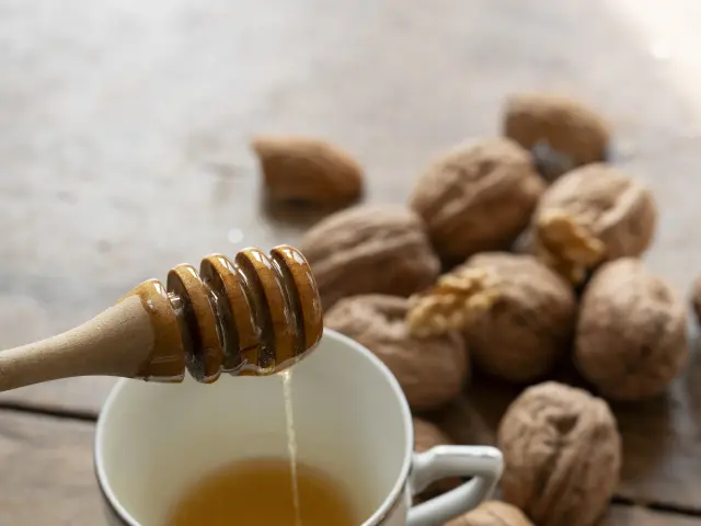 Miel local frente a los frutos secos