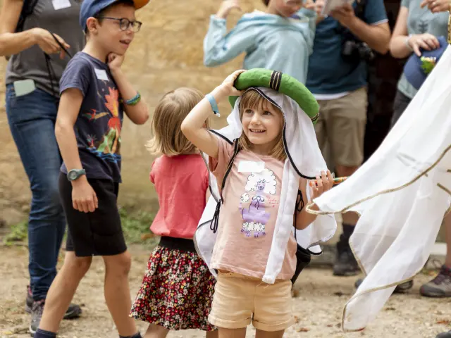 Enfant déguisé lors d'une visite