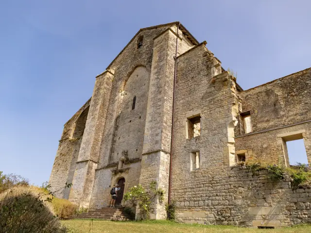 Randonneur sur le GR 652 à l'Abbaye Nouvelle de léobard
