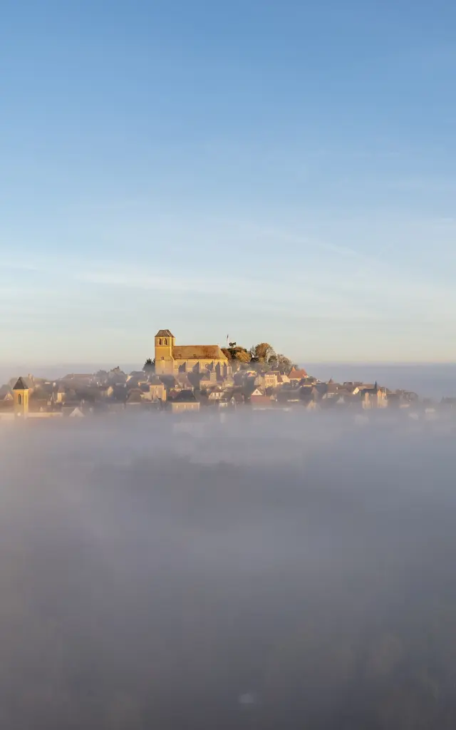 Vista matinal de Gourdon desde un dron entre la niebla