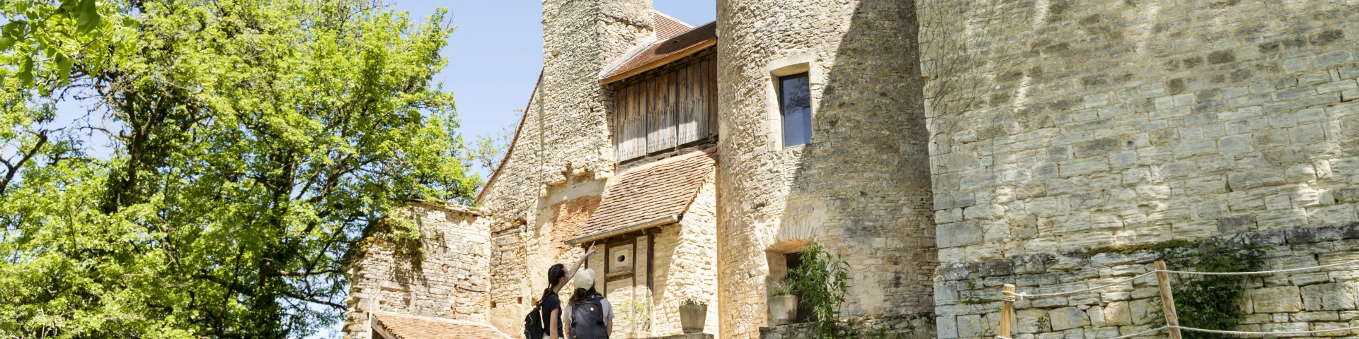 Two people looking at Peyrilles castle