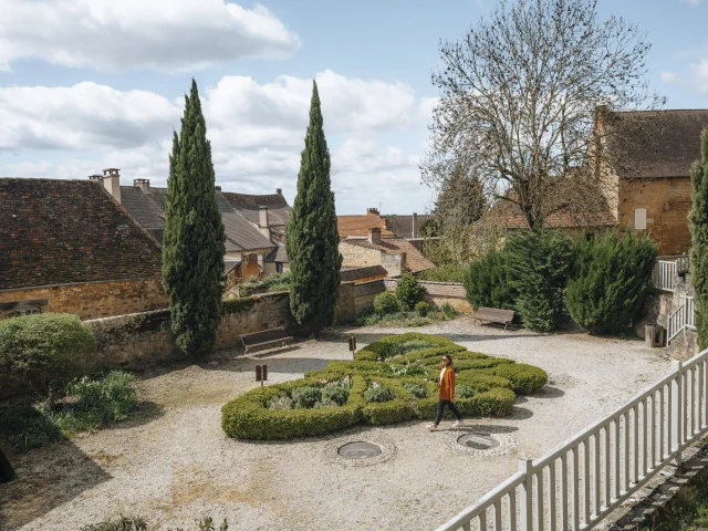 Mujer en los Jardines del Sénéchal en Gourdon