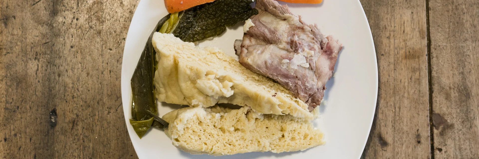 Plate with a leavened mique, vegetables and savouries