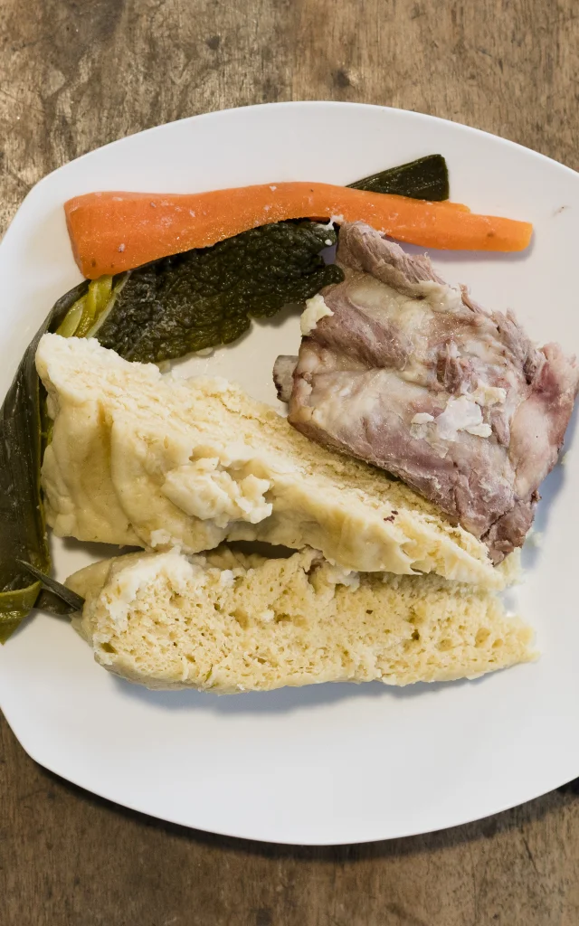 Plato con un mique leudado, verduras y salsas