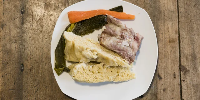 Plate with a leavened mique, vegetables and savouries