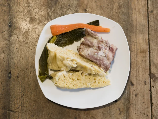 Plato con un mique leudado, verduras y salsas