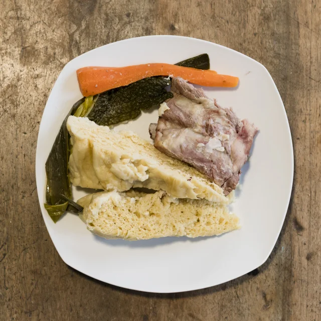 Plate with a leavened mique, vegetables and savouries