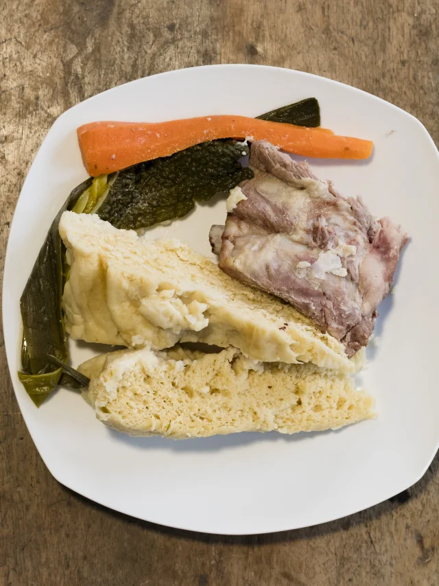 Plate with a leavened mique, vegetables and savouries