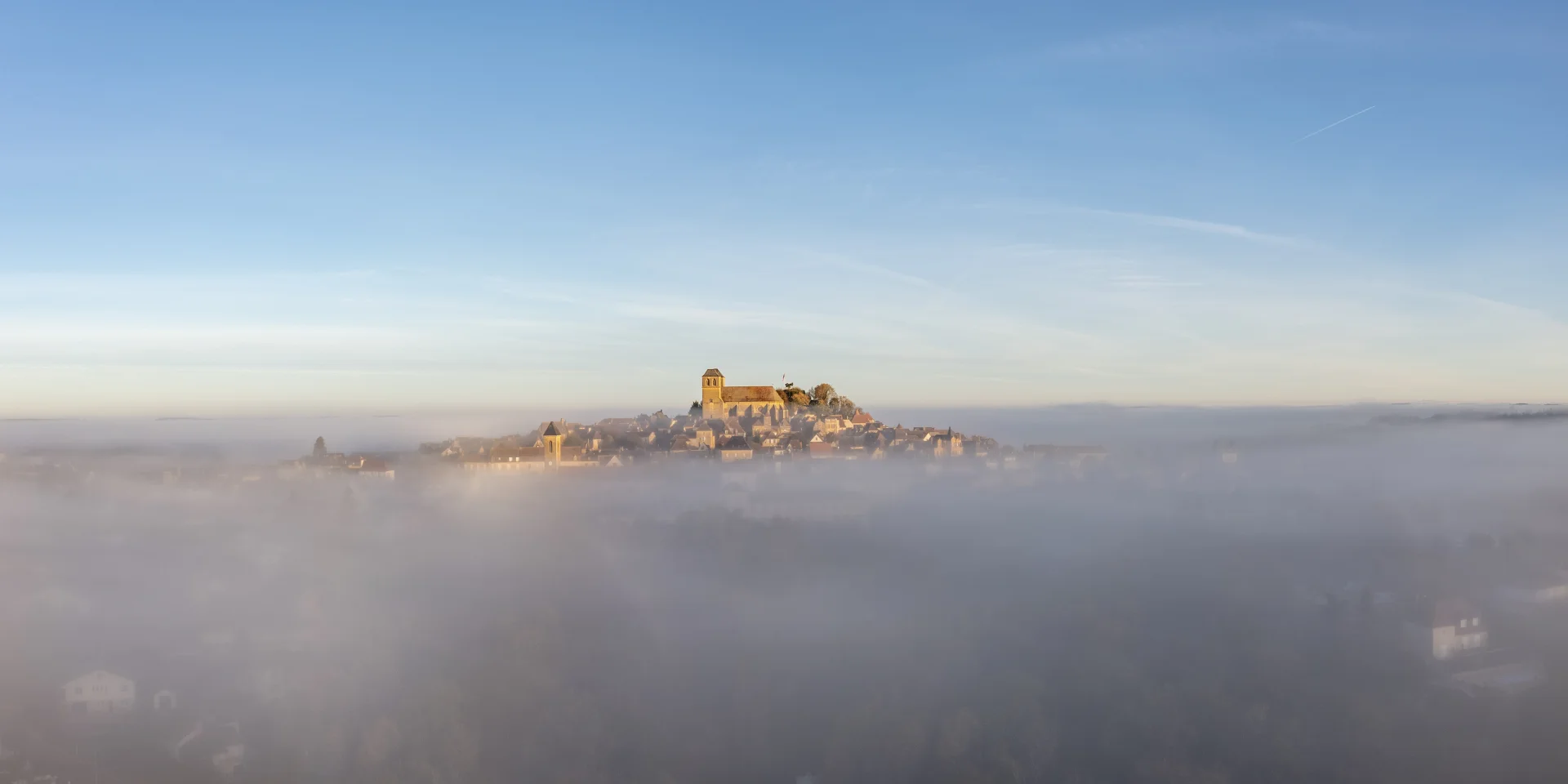 Vista matinal de Gourdon desde un dron entre la niebla
