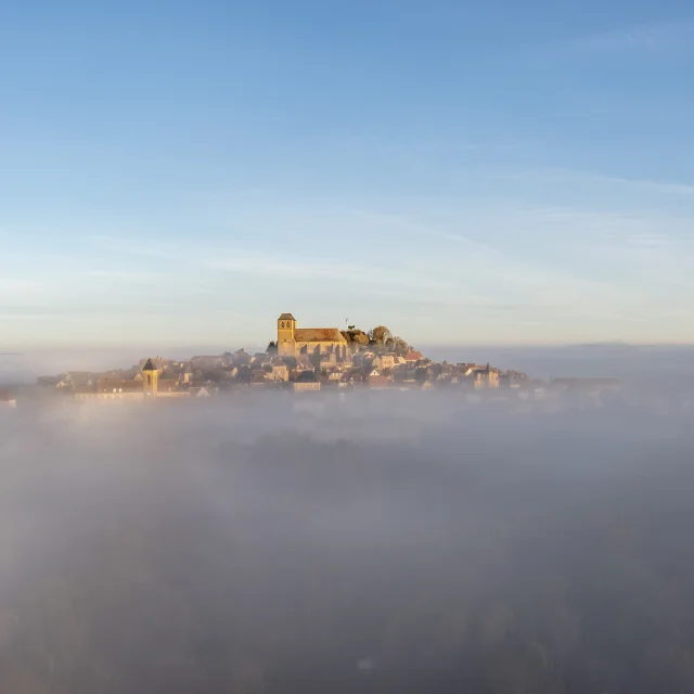 Vista matinal de Gourdon desde un dron entre la niebla