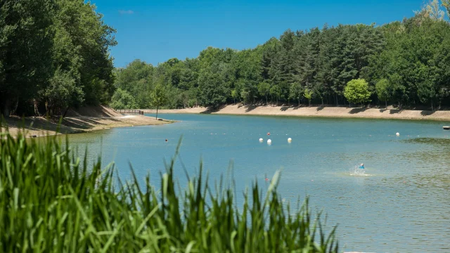 Swimming at the Ecoute lake if it rains in Gourdon