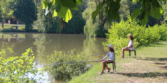 Deux petites filles en atelier pêche nature