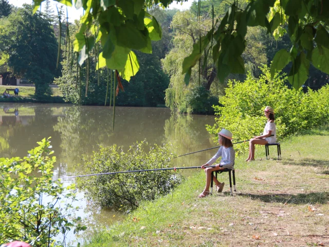Deux petites filles en atelier pêche nature