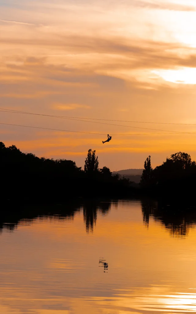 Tirolina al atardecer en el estanque Écoute s'il Pleut