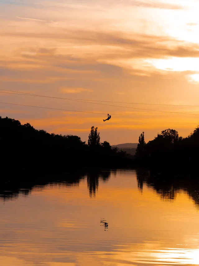 Tyrolienne at sunset on the Écoute s'il Pleut pond