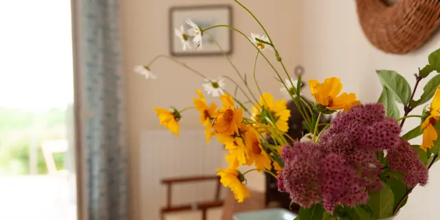Bouquet de fleurs en chambre d'hôtes