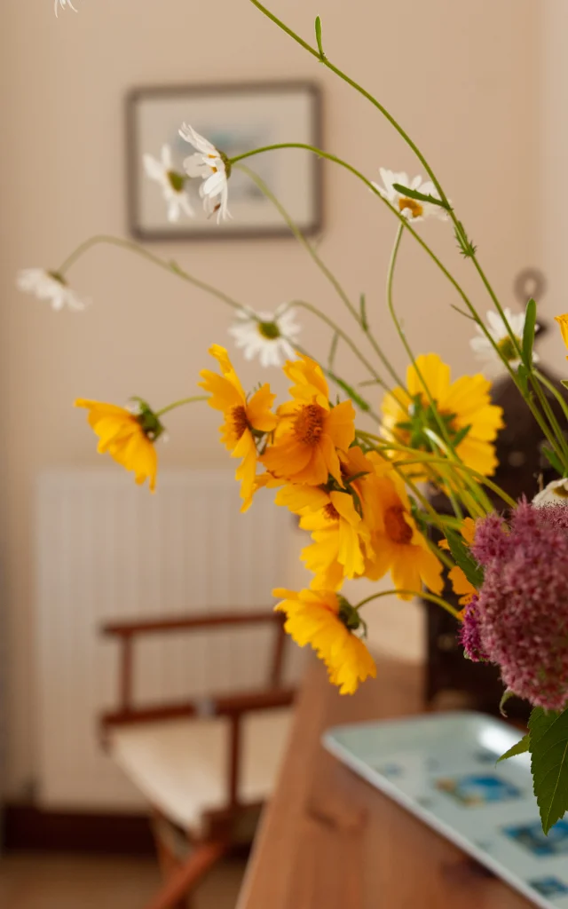 Ramo de flores en una habitación de invitados