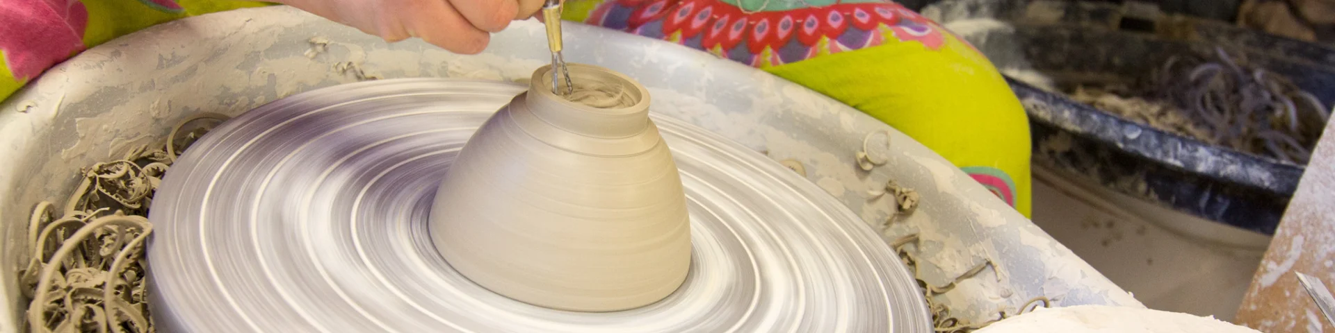 Façonnage d'un bol - artisan potier d'Uzech-les-Oules