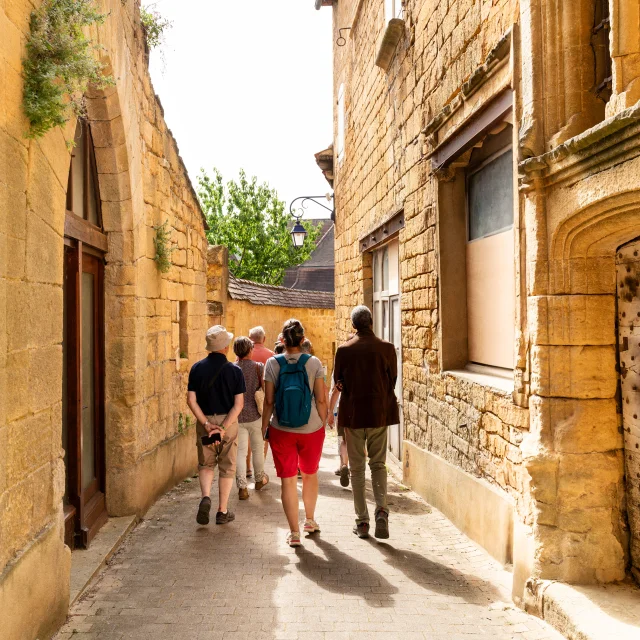 Guided tour of the streets of the medieval town of Gourdon