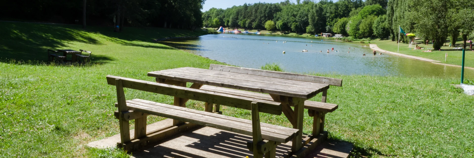 Picnic table at the Ecoute s'il Pleut pond in Gourdon