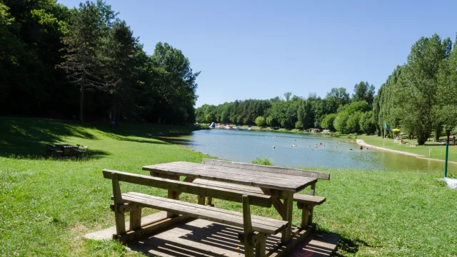 Picnic table at the Ecoute s'il Pleut pond in Gourdon