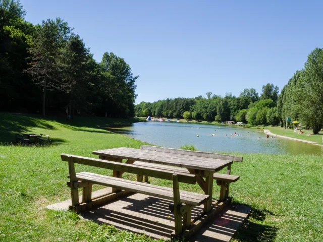 Mesa de picnic en el estanque Ecoute s'il Pleut de Gourdon