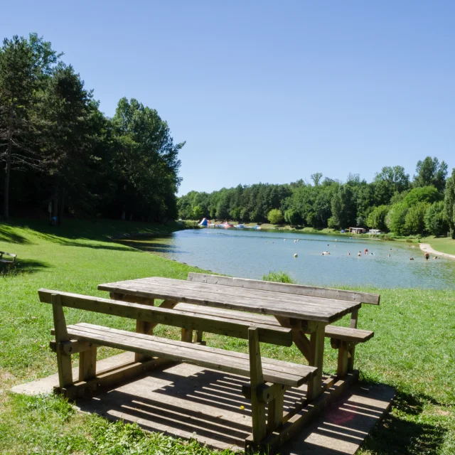 Picnic table at the Ecoute s'il Pleut pond in Gourdon