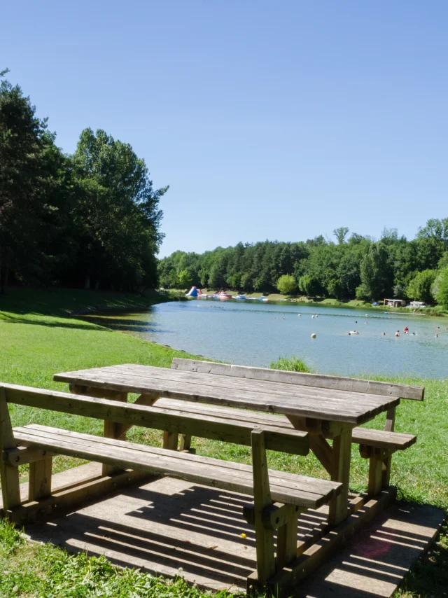 Picnic table at the Ecoute s'il Pleut pond in Gourdon