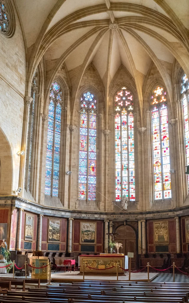 Interior de la iglesia de Saint Pierre de Gourdon