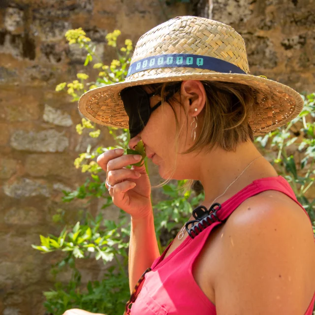 Visit'insolite de Gourdon, smell the aromatic herbs