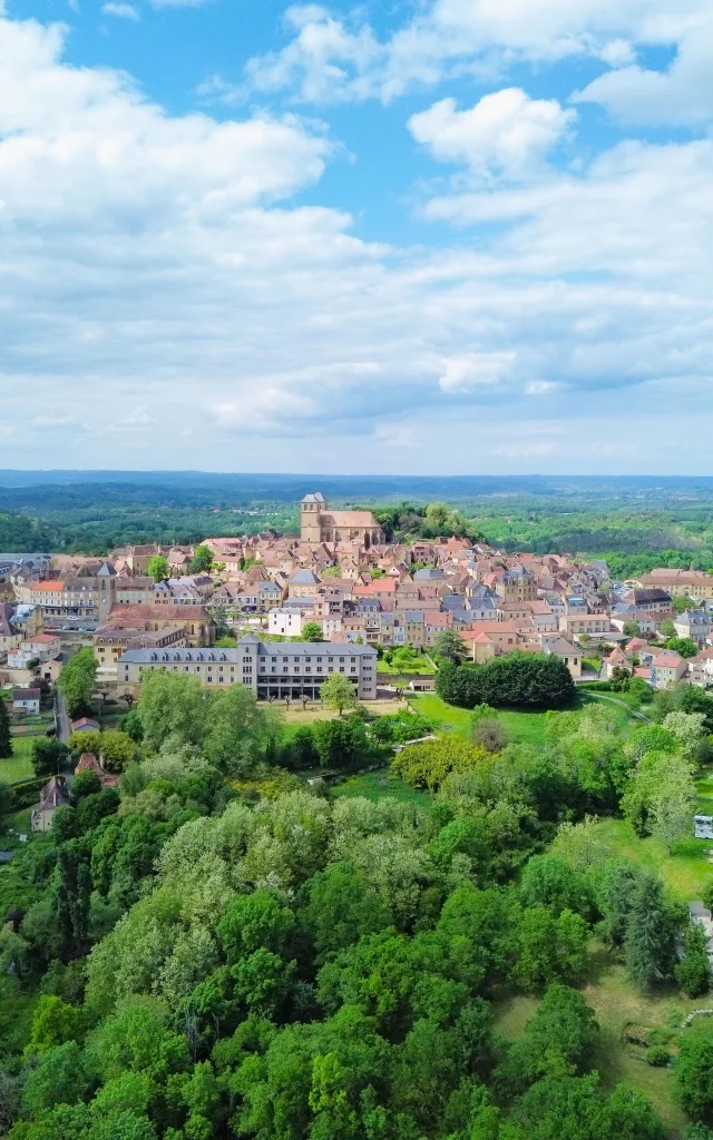 Vista de Gourdon desde un dron