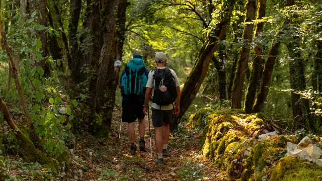 Randonneurs sur le GR 652 en Bouriane