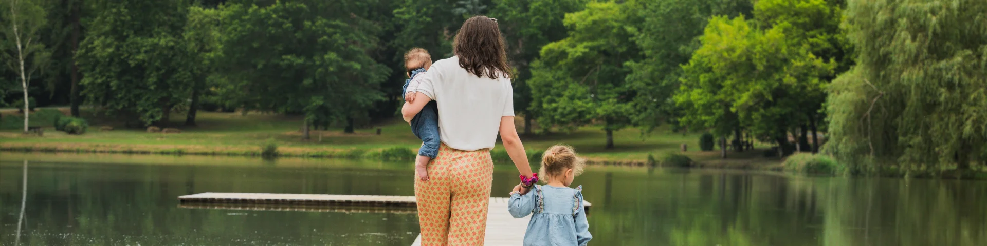 Famille au plan d'eau de la Cayre
