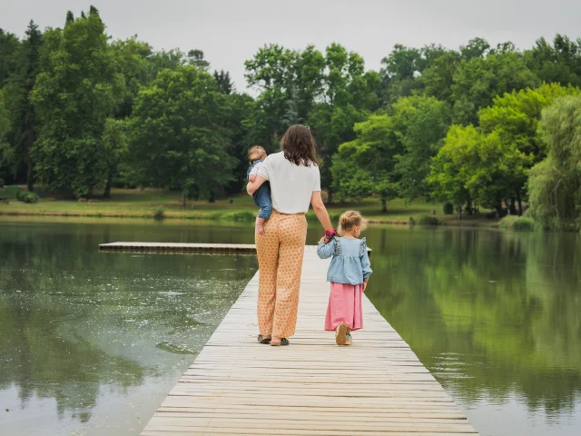 Family at the Cayre lake