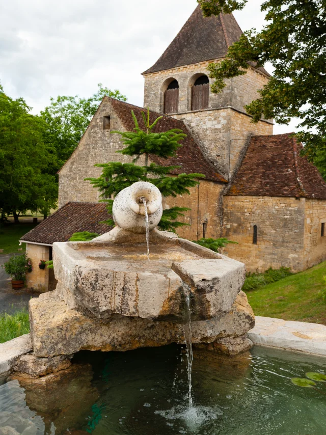 Rouffilhac fountain in front of the church