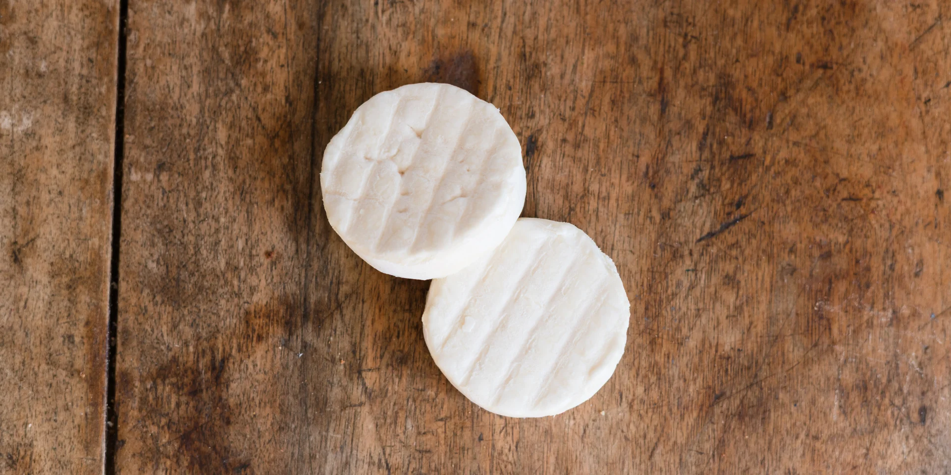 Fromage Cabécous ou Rocamadour sur une table