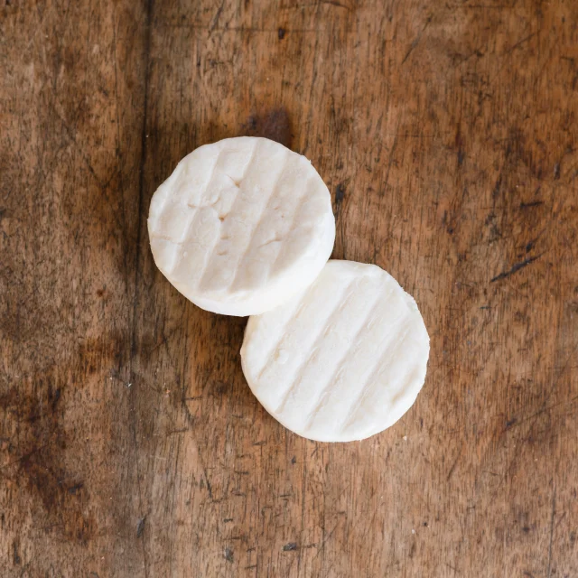 Fromage Cabécous ou Rocamadour sur une table