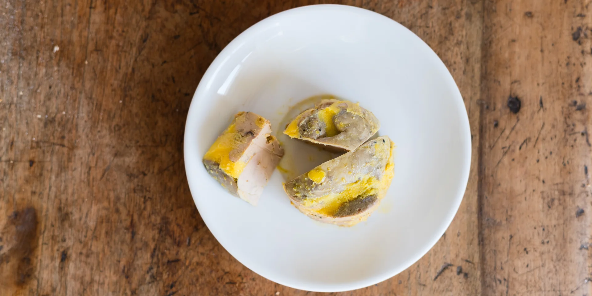 Assiette de foie gras sur une table en bois