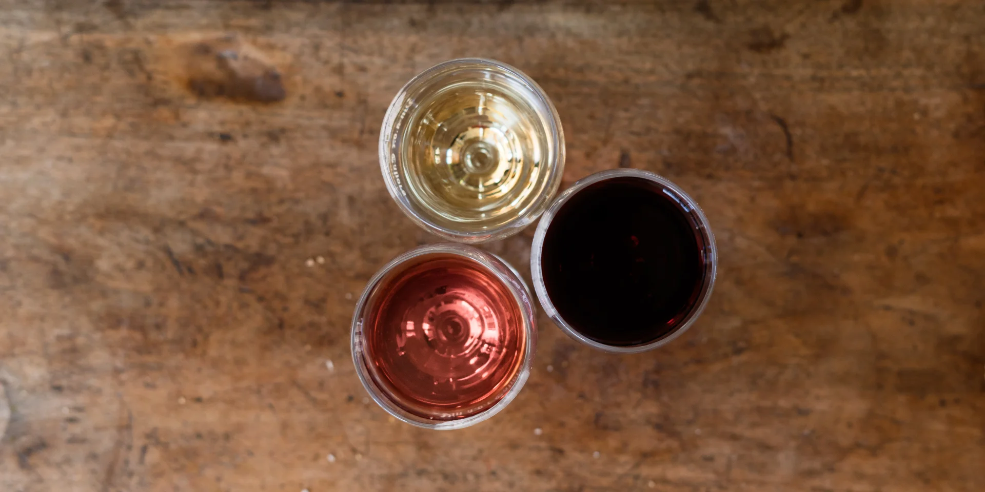 Verres de vin sur une table