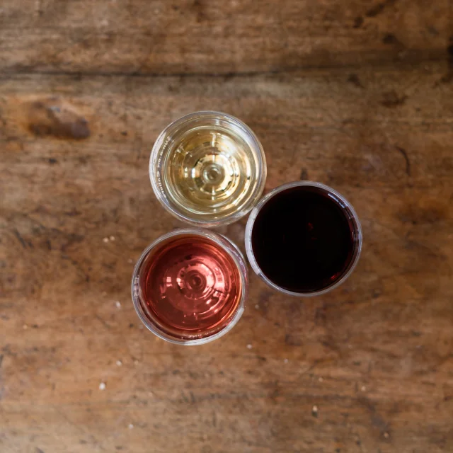 Verres de vin sur une table