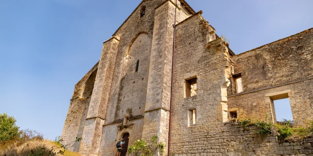 Randonneur sur le GR 652 à l'Abbaye Nouvelle de léobard