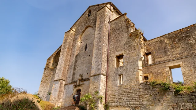 Senderista en el GR 652 en la Abbaye Nouvelle de léobard