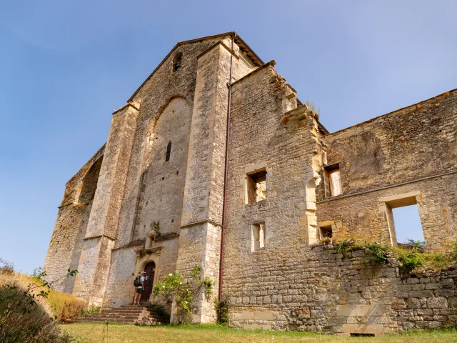 Senderista en el GR 652 en la Abbaye Nouvelle de léobard