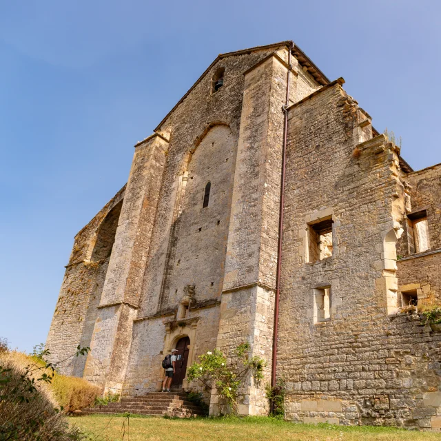Hiker on the GR 652 at the Abbaye Nouvelle de léobard