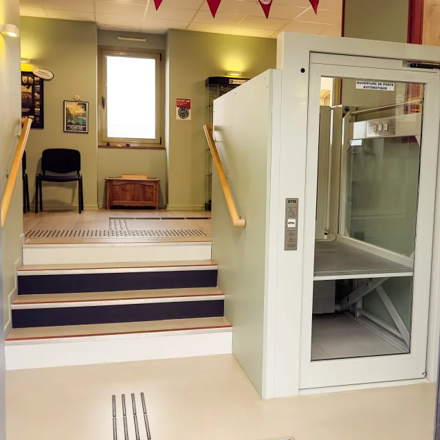 Accueil de l'Office de Tourisme bureau de Gourdon, ascenseur et bandes rugueuses