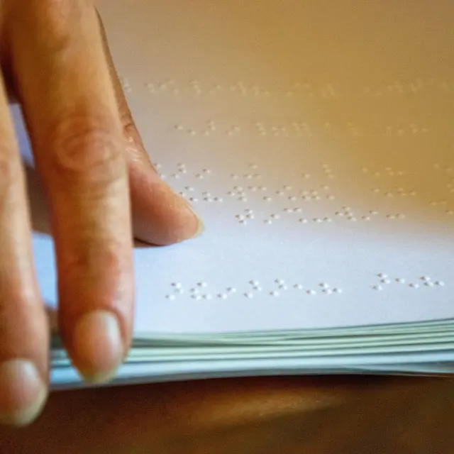 Visite sensorielle de Gourdon - découverte du Braille